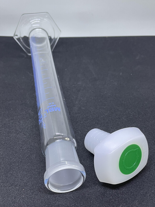 MBL Graduated Cylinder, Borosilicate Glass, PE Stopper, 100ml - Image 2
